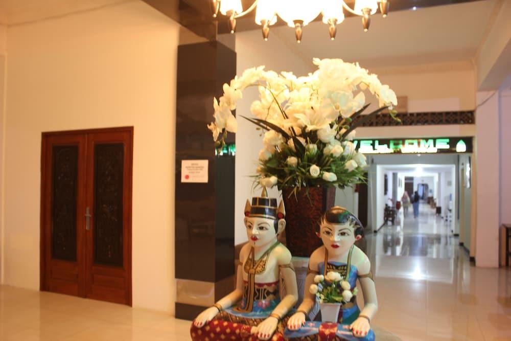 Hôtel Satya Graha à Yogyakarta Extérieur photo